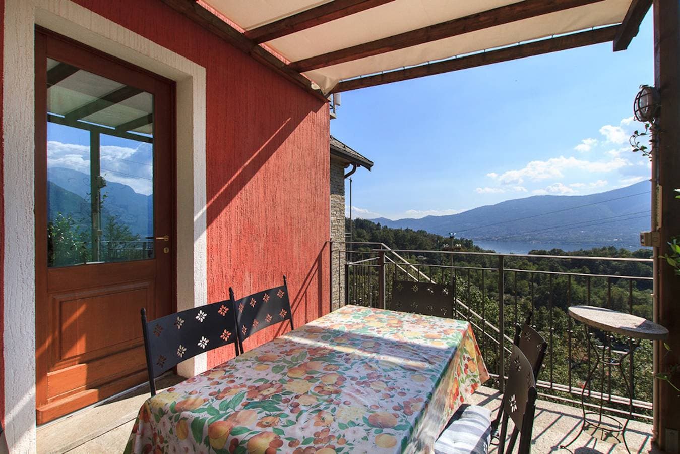 Foto 6 von 27: Hanglage mit Blick auf den Lago Maggiore