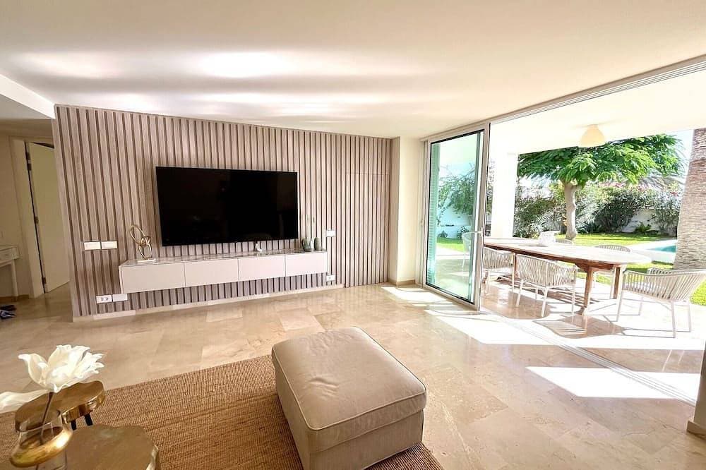 Foto 12 von 30: Luxuriöse, lichtdurchflutete Villa mit Pool, 50 m vom Meer entfernt