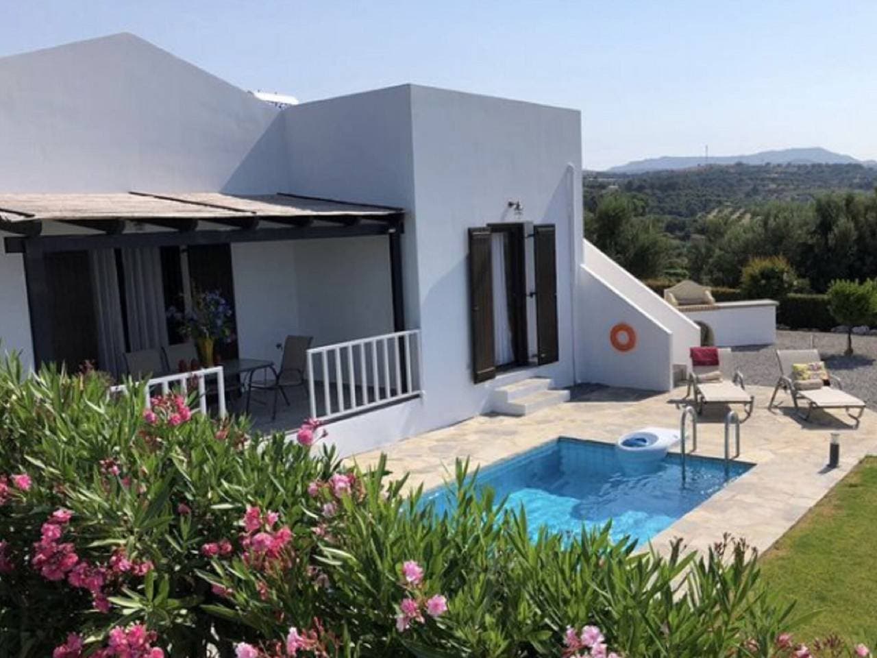 Gemütliche Villa mit Pool und Sonnenschirm in Kirianna 1