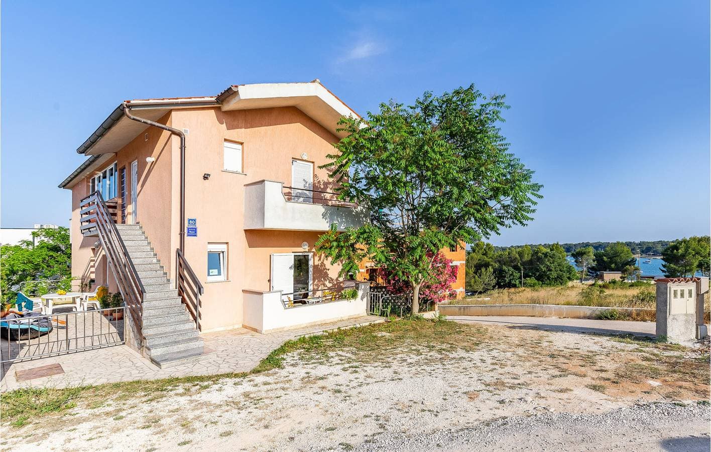 Foto 3 von 41: Apartment am Meer mit Terrasse, WLAN und Parkplatz in der Nähe des Strandes Bijeca