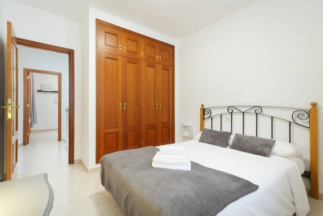 Foto 9 von 25: Ferienwohnung 'Tenohomes Warm and Comfortable' mit privater Terrasse, WLAN und Klimaanlage