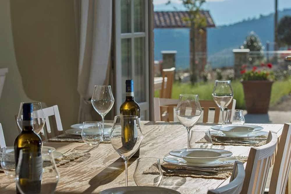 Foto 12 von 30: Splendid Villa with big mediterranean garden. Pool, heated jacuzzi, fishing pond