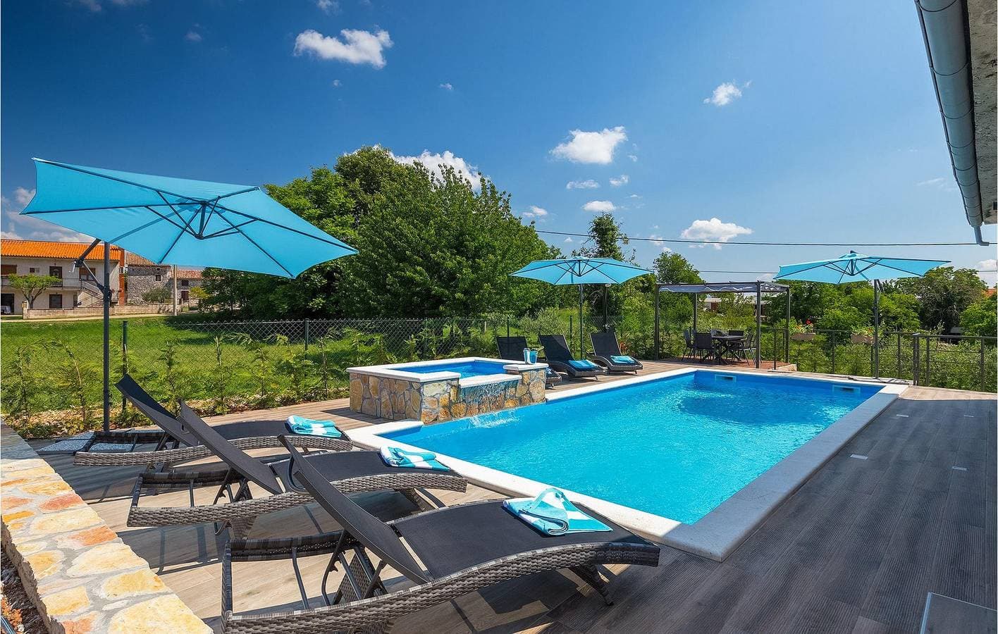 Foto 13 von 46: Geräumige 150 m² große Wohnung mit Pool, WLAN und Parkplatz in Koromani