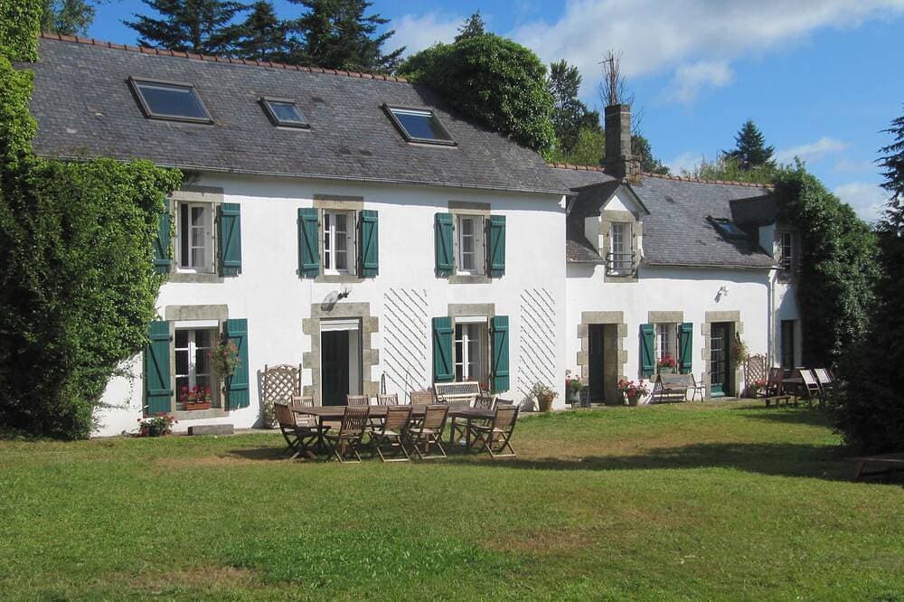 Foto 11 von 25: Beautiful Secluded Converted Breton Farmhouse with Pool Generous grounds/gardens