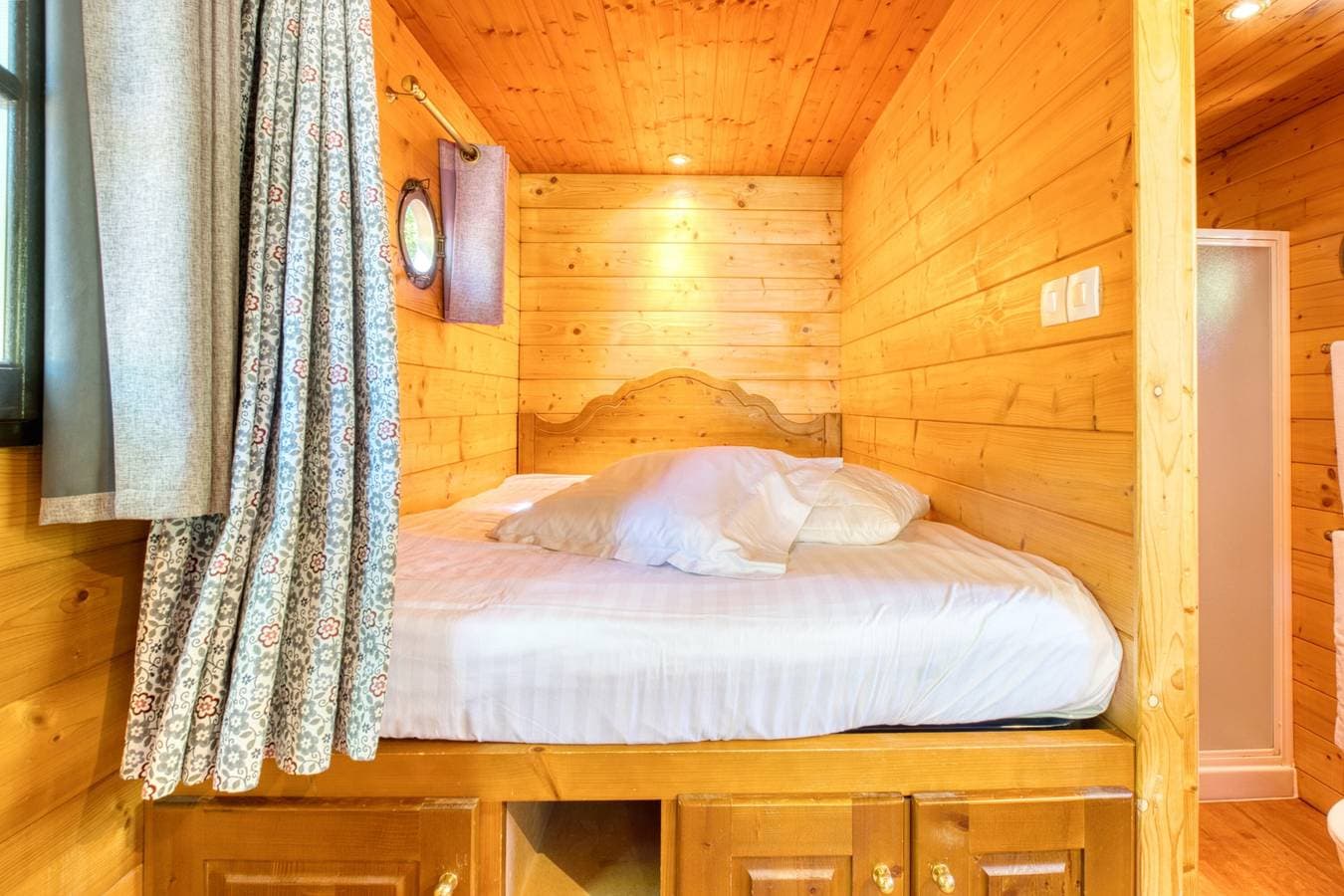 Foto 7 von 26: La Roulotte Jaune – Außergewöhnliche Unterkunft mit gemeinsamem beheiztem Hallenbad