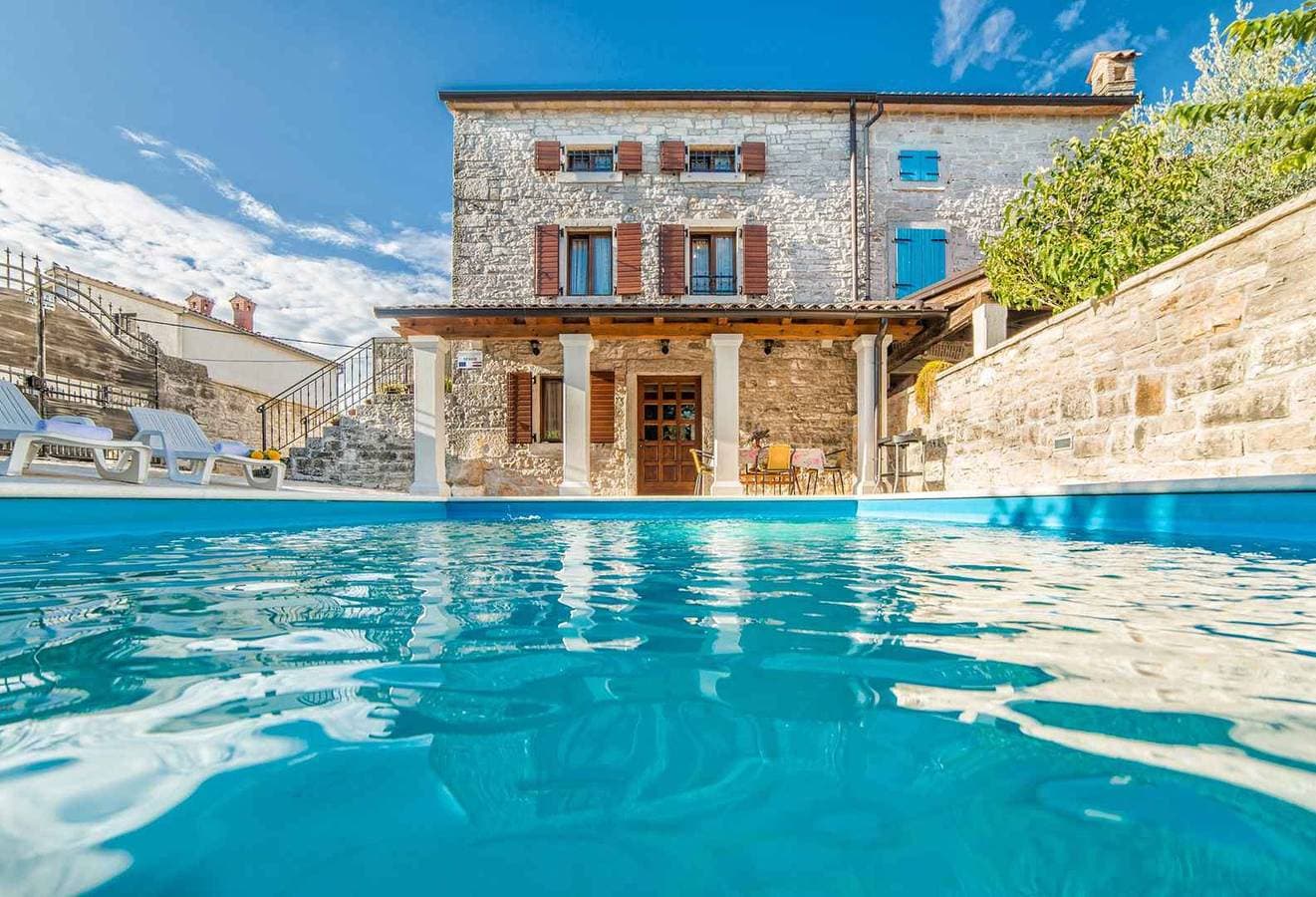 Ferienhaus mit Swimmingpool und Grill 1