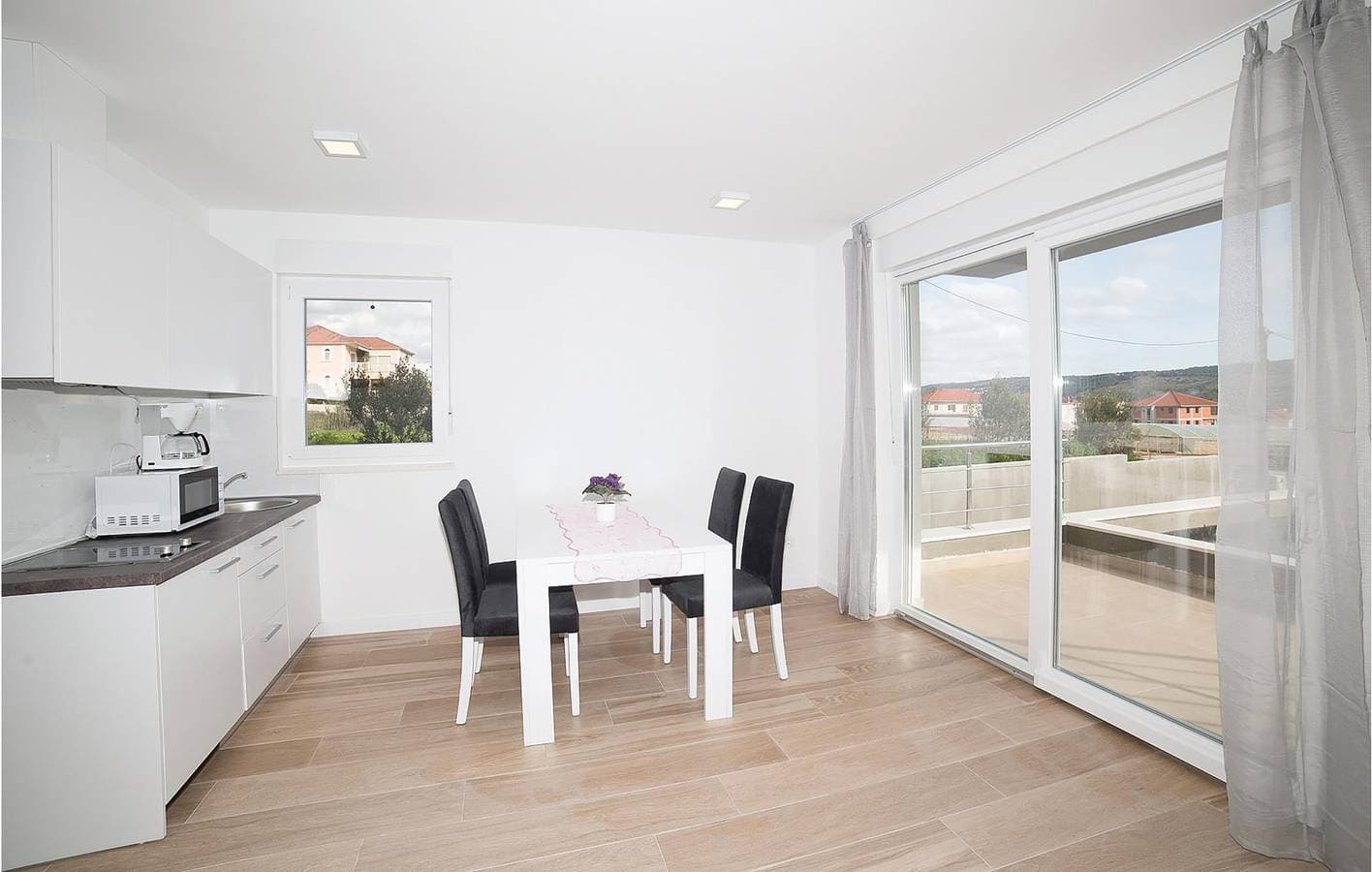 Foto 5 von 17: Gemütliches Apartment mit Meerblick, Terrasse, Parkplatz und WLAN – 2 km vom Strand entfernt