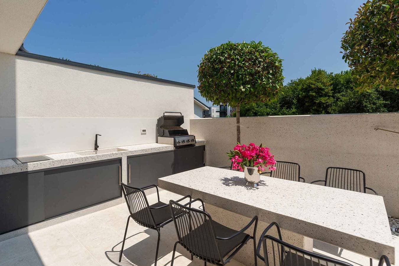 Foto 5 von 46: Villa mit Terrasse und Pool