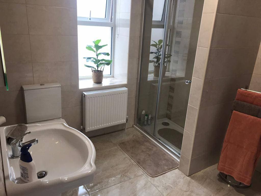 Foto 3 von 40: 5 Guests - Helens House Derry City Centre - 3 Bed