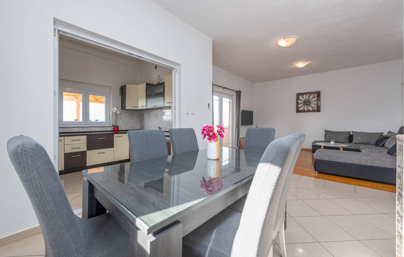 Foto 5 von 29: Urlaub am Meer: Gemütliche Ferienwohnung mit Terrasse und Parkplatz, 2,5 km von Novigradsko More entfernt