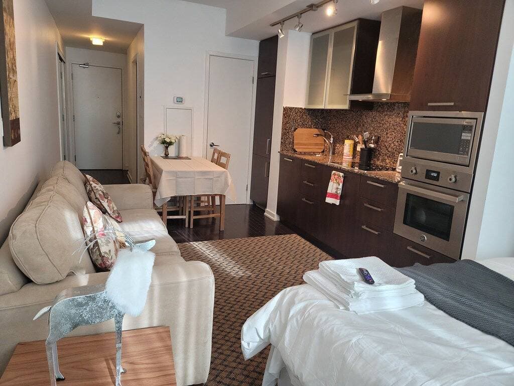 Foto 10 von 15: Luxury Condo in Financial District across Cn Tower