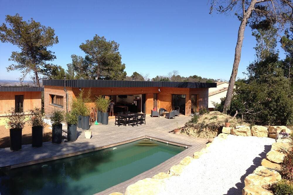 Modernes Holzhaus mit Pool auf großem ruhigem Grundstück. 1
