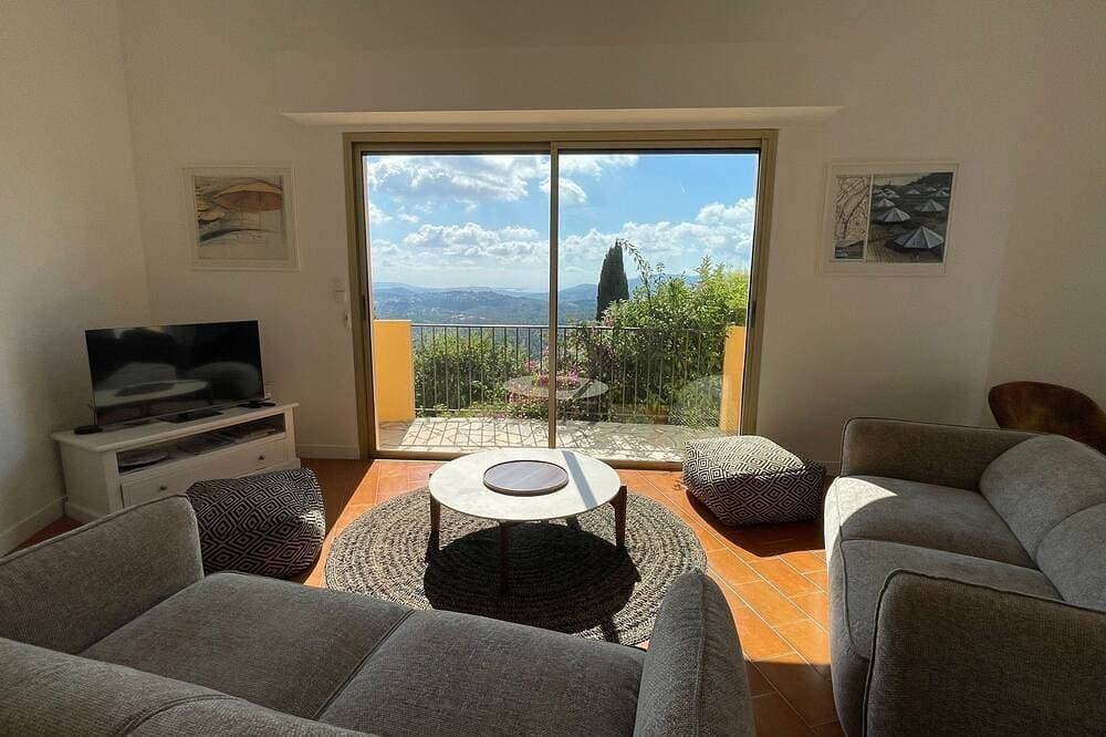 Foto 7 von 30: Villa Sleeps 10, 4 Bedrooms, with Pool and Sea and Mountain View