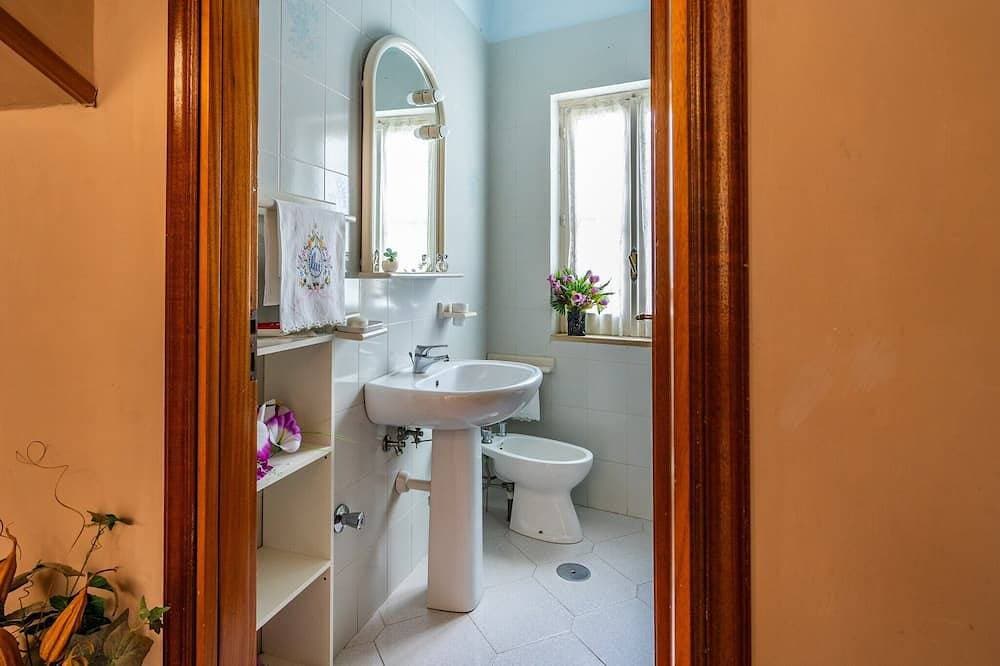Foto 5 von 30: Die Mispel, Private newly-refurbished 3 bedroom apartment with large terrace, air-conditioning, outd...
