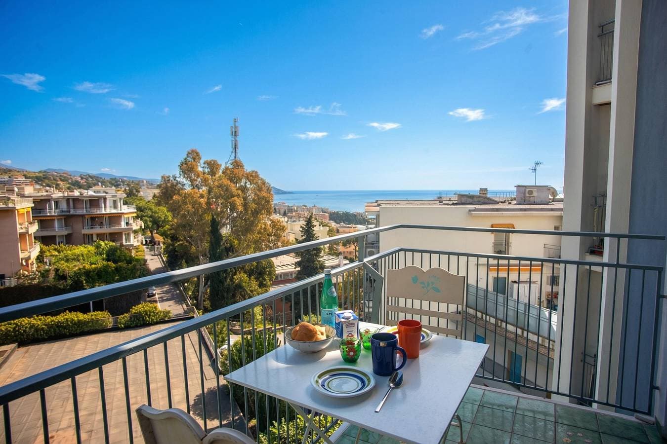 Foto 2 von 22: Bilocale Vista Mare con Piscina SeaView Balcony + Pool
