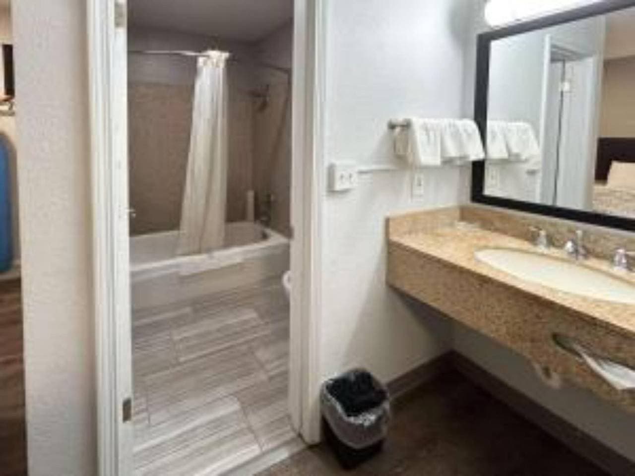 Foto 11 von 14: Ms6 Vancouver|1 Queensize-Bett|Suite|Nichtraucher