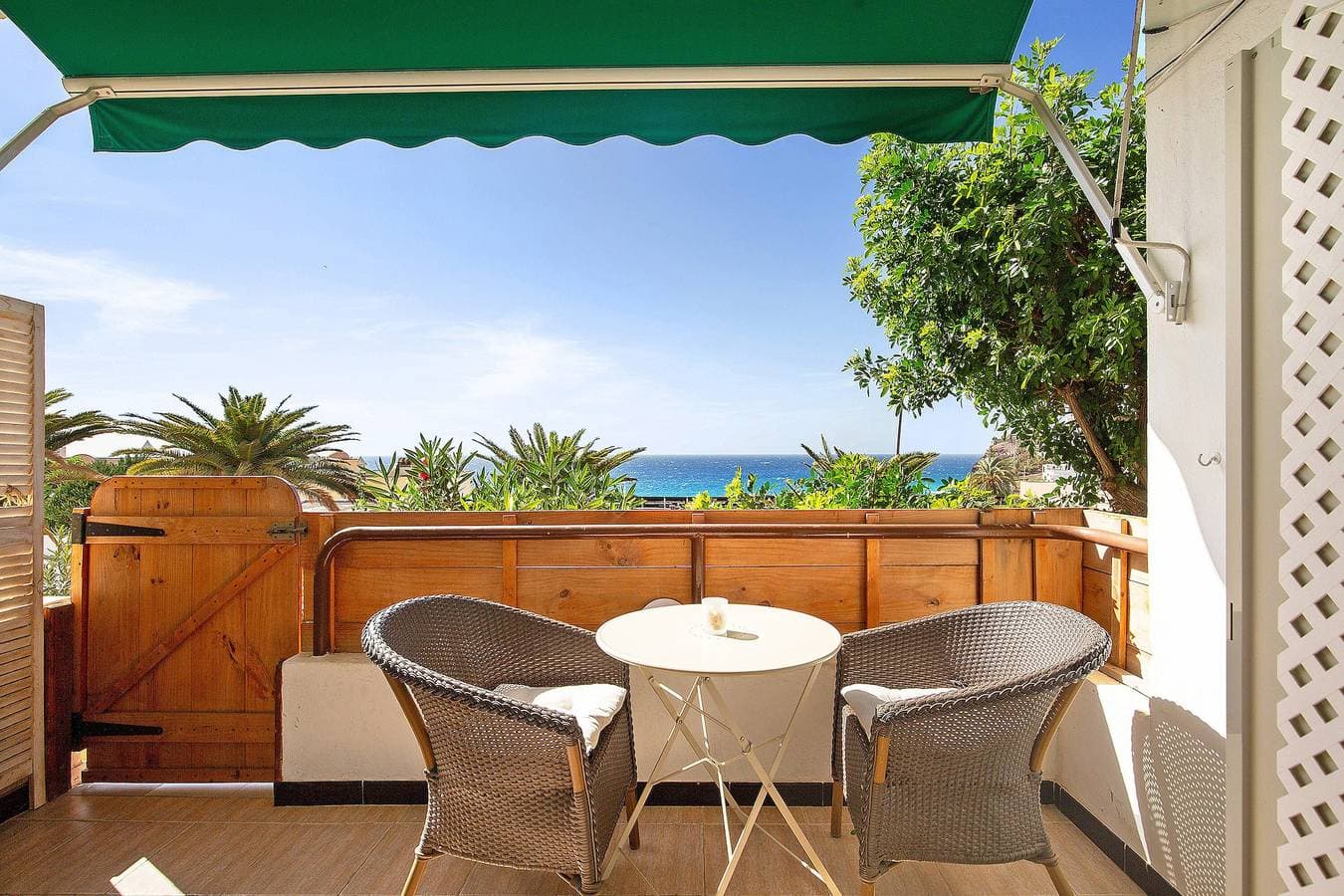 Foto 2 von 20: Schönes Apartment am Strand mit Terrasse und herrlichem Meerblick; Straßenparkplätze vorhanden
