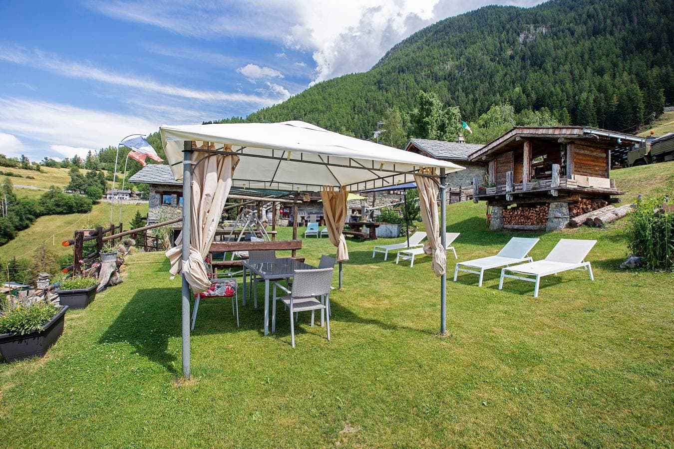 Foto 9 von 38: Zimmer „Capriolo“ – Privatsphäre und Ruhe mit Bergblick