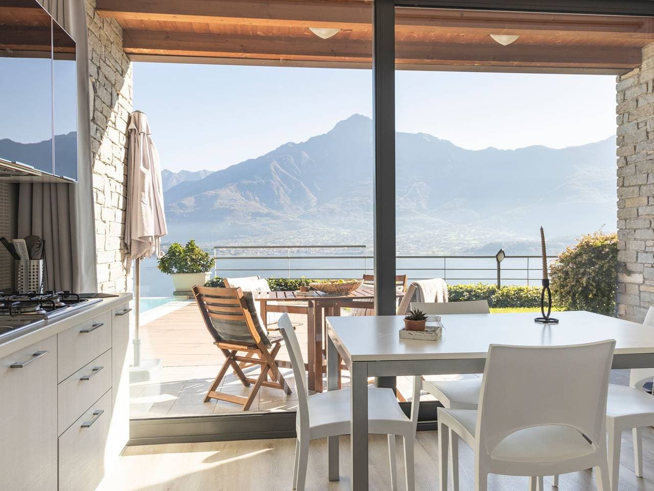 Wohnung mit Schwimmbad und fantastischem Seeblick 1