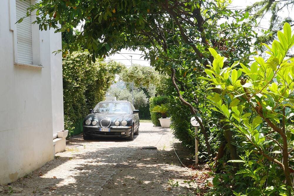 Foto 12 von 28: Alisea - rooms in villa with pool and free parking