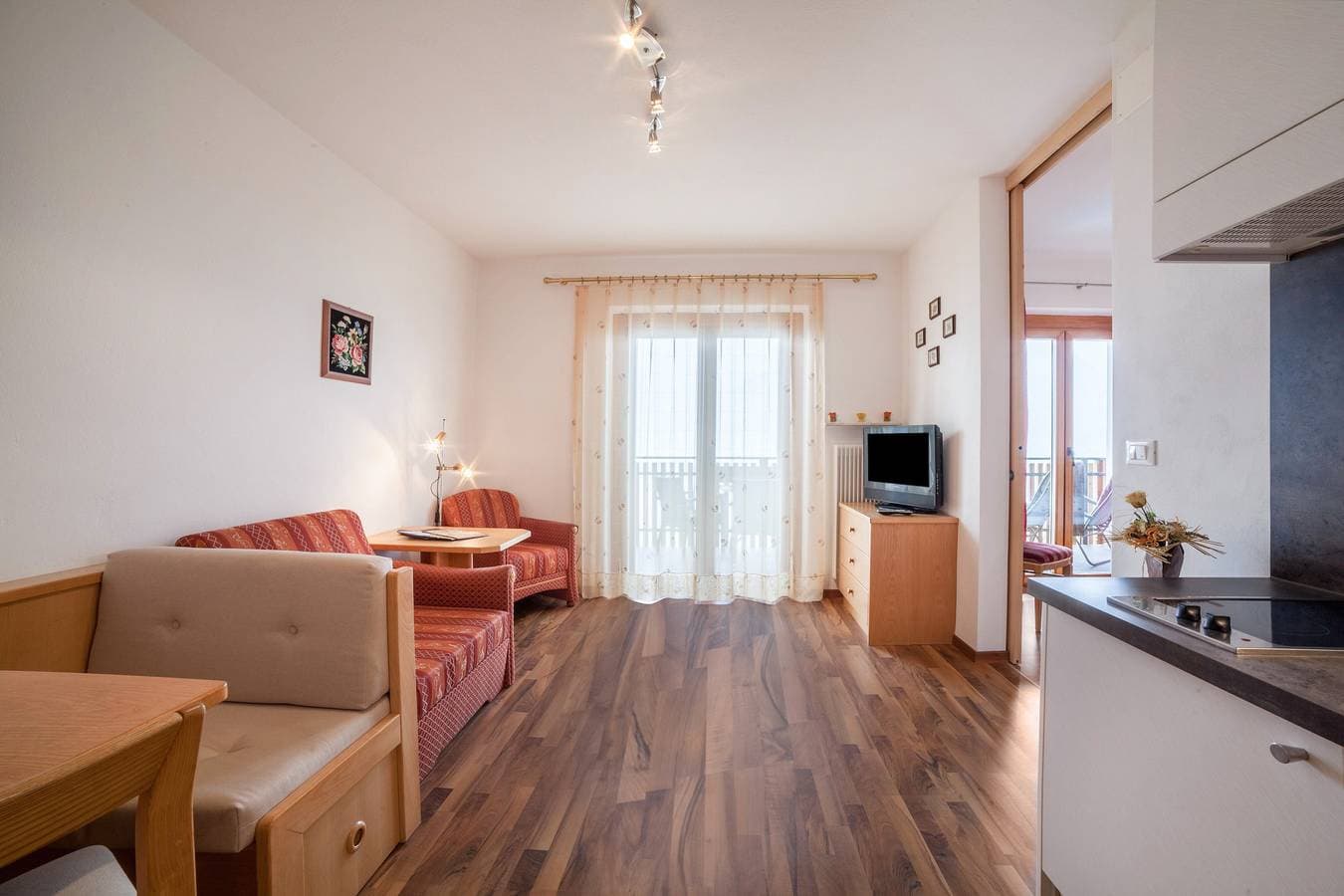 Foto 5 von 27: Ferienwohnung "Haus Hohenrain 3" mit Bergblick, Pool, WLAN, Terrasse & Garten