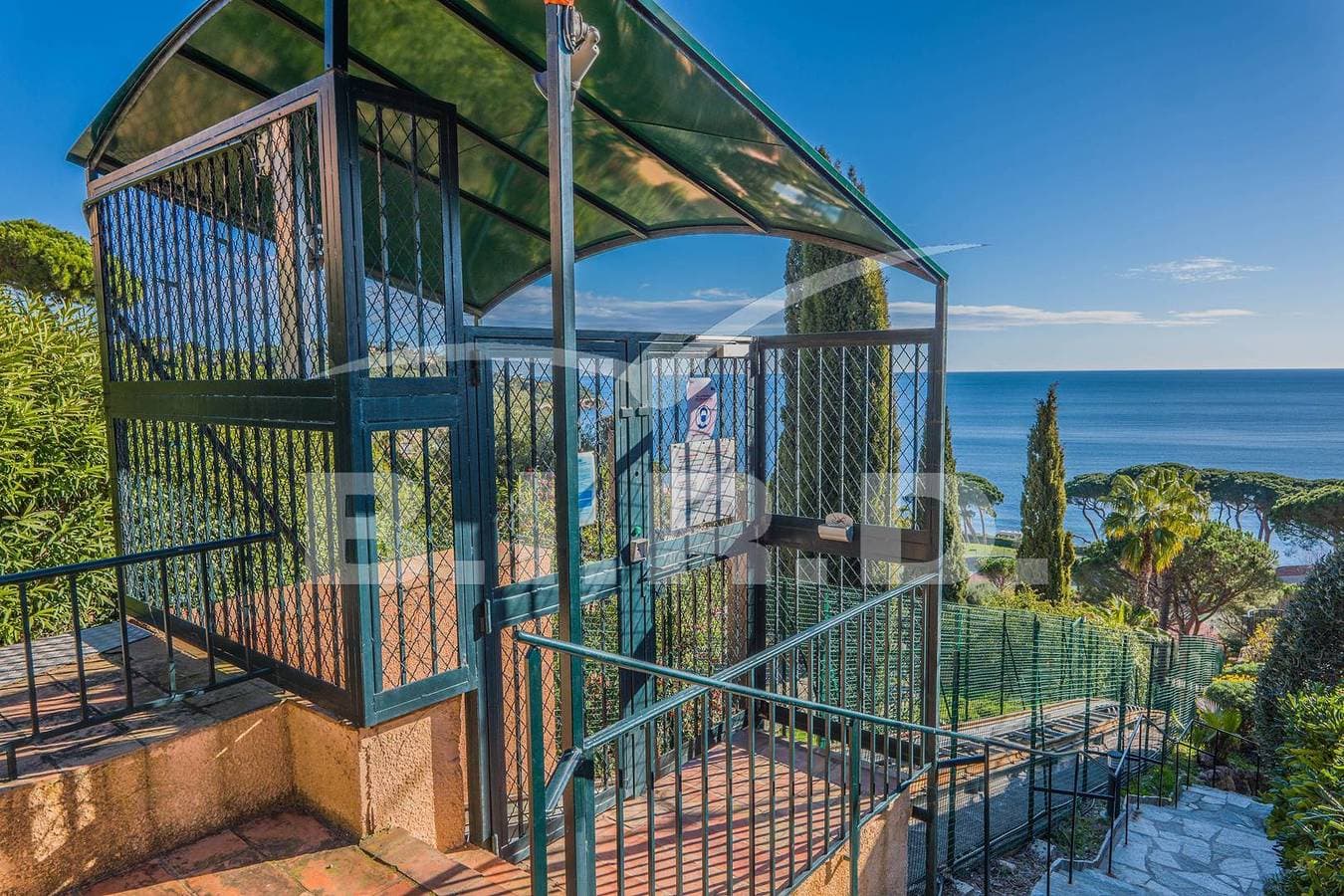 Foto 11 von 13: Wohnung in Sainte-Maxime mit Panoramablick aufs Meer, Schwimmbad und privatem Strandzugang