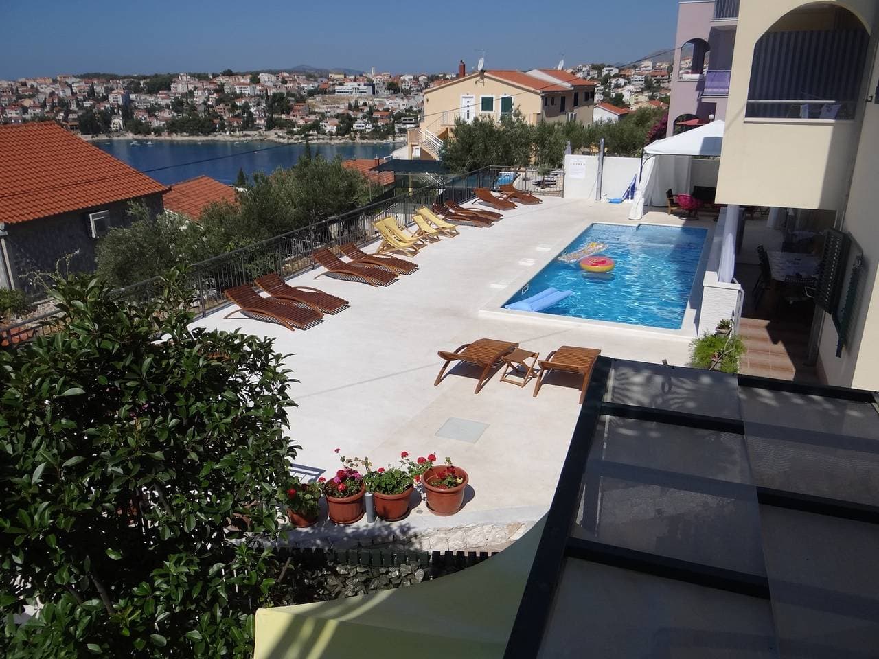 Foto 7 von 26: Apartment am Pool mit Meerblick und geräumigem Sonnendeck a5