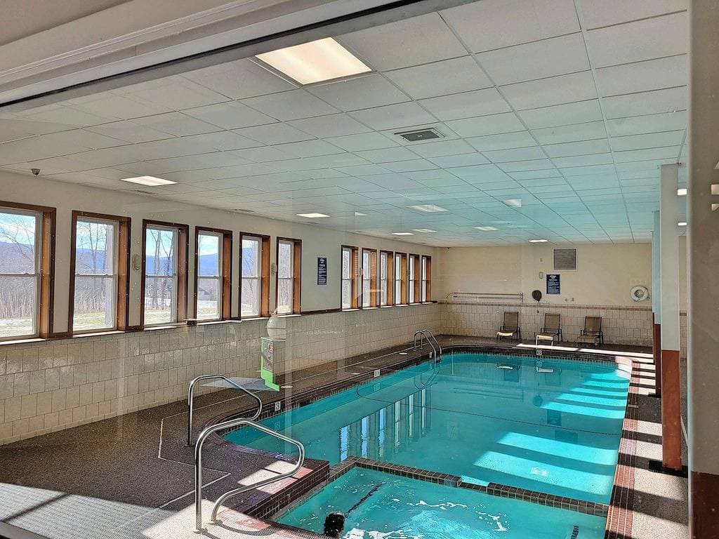 Foto 11 von 16: Kitchen, AC, deck, mountain view, pool, ski shuttle. Lc213 by Lrs