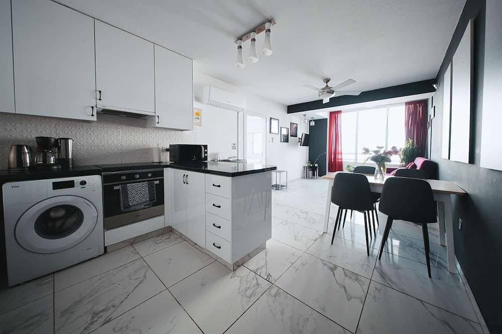 Foto 12 von 19: Cozy Sea View Apt w/ pool access + Netflix