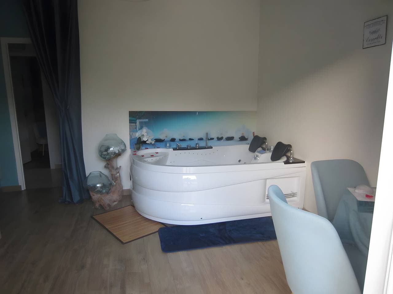 Foto 5 von 30: Gästezimmer „Balnéo Spa Cœur À Cœur“ mit privatem Pool, WLAN und Klimaanlage