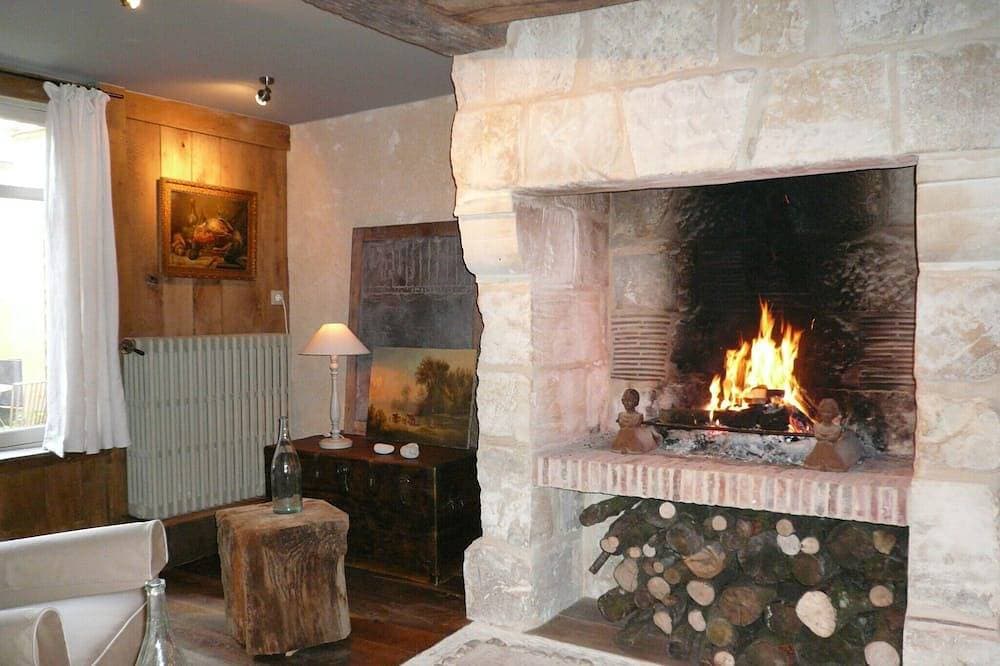 Charmantes Haus in einem mittelalterlichen Dorf im Herzen von Auge 1