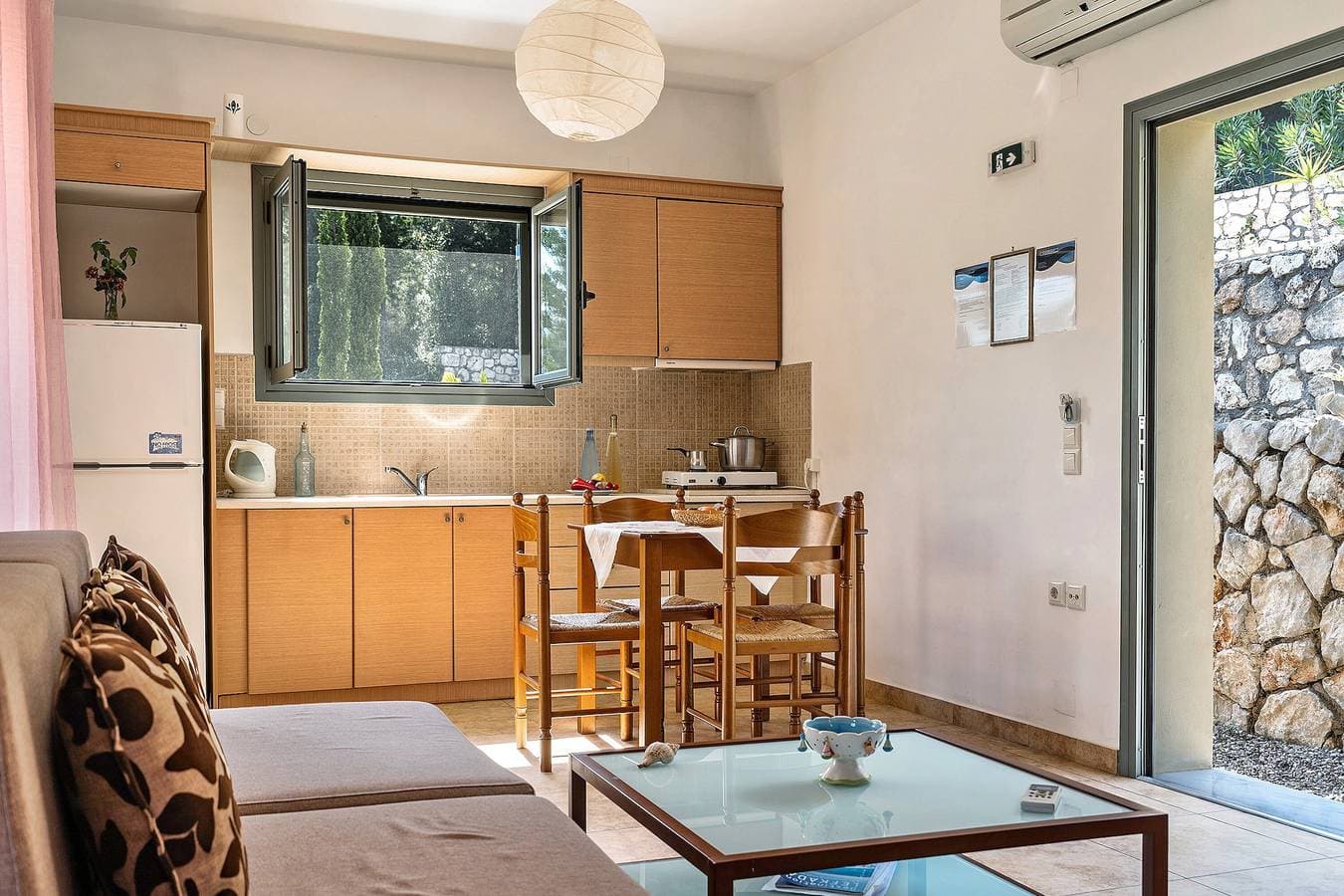 Foto 4 von 22: Ferienwohnung "Alkionides Apartment 1" mit Blick auf den Pinienwald