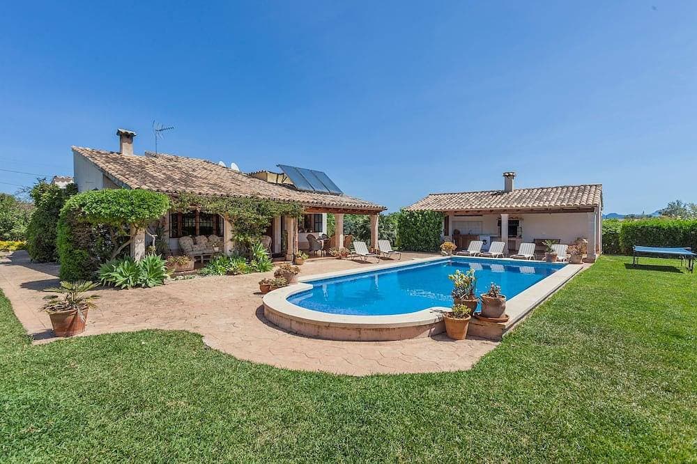 Die Villa verfügt über einen großen Garten mit einem langen rechteckigen Pool. 1