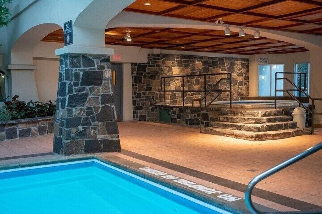 Foto 12 von 16: Bright & Open Loft King Suite with Mountain Views