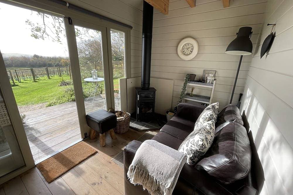 Foto 8 von 30: The Hide With Private Wood Fired Hot Tub. A truly romantic getaway on a Vineyard