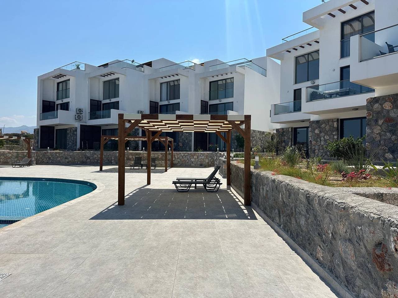 Foto 2 von 34: "Azure Pearl" Meerblick-Loft mit Dachterrasse & Pool“