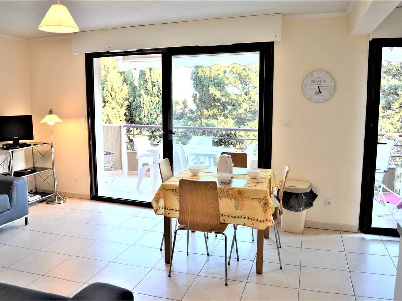 Geräumige 3-Zimmer-Wohnung mit Terrasse, WLAN und Garage nahe Stadtzentrum und Strand 1
