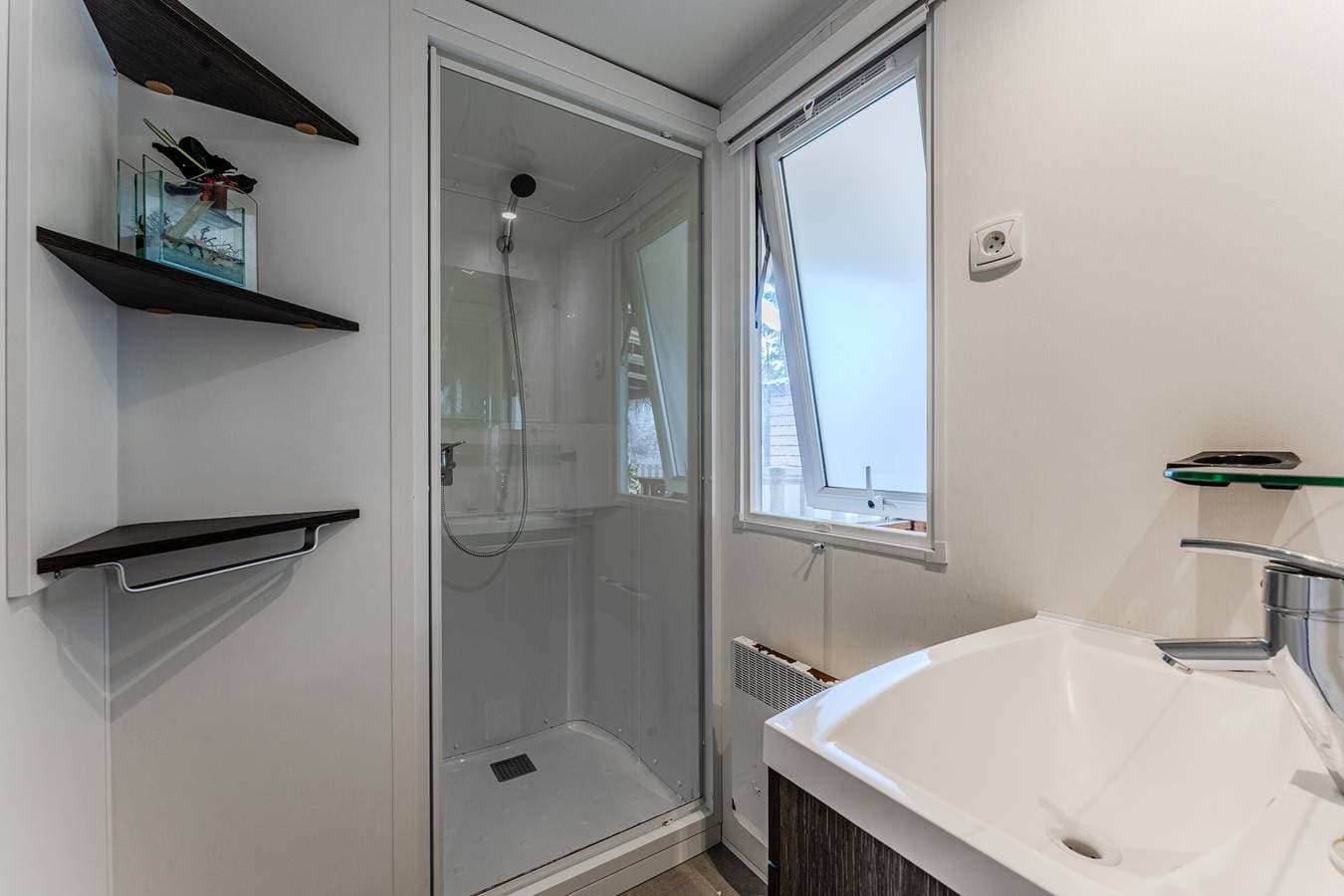 Foto 13 von 25: Mobilheim 'Les Dunes De Contis' mit Gemeinschaftspool, privater Terrasse und Klimaanlage