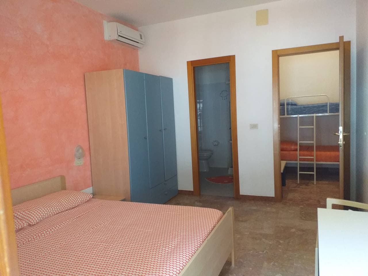 Foto 9 von 24: Geräumiges Doppelzimmer nur einen Steinwurf vom Meer entfernt