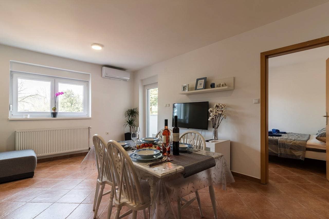 Foto 3 von 14: Comfortable lovely apartment with patio and grill / A2