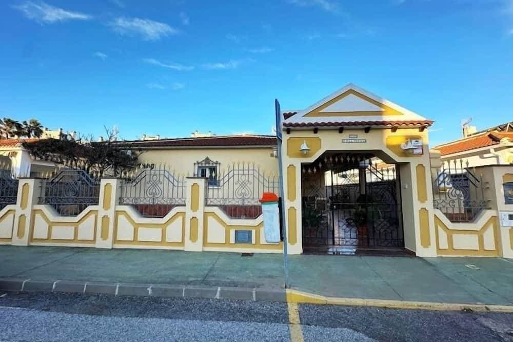 3-Bedroom Villa with Garden, BBQ and Pool, 350 m from the Beach 1