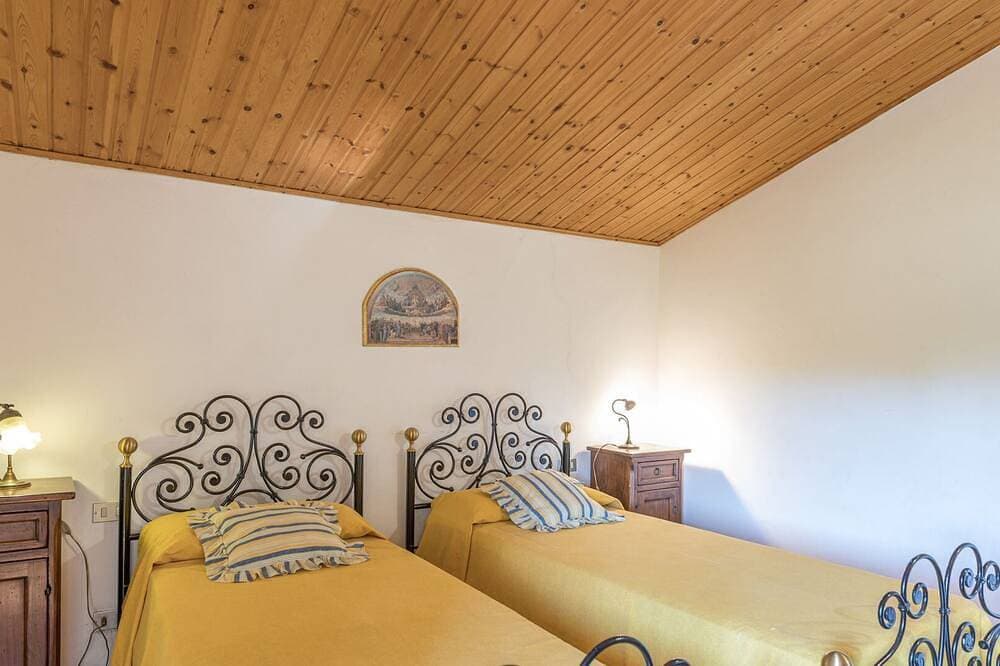 Foto 5 von 30: Das Haus hat 10 Schlafplätze. Im Ergeschoß gibt es einen großes Wohnzimmer mit Kamin, eine Küche, ei