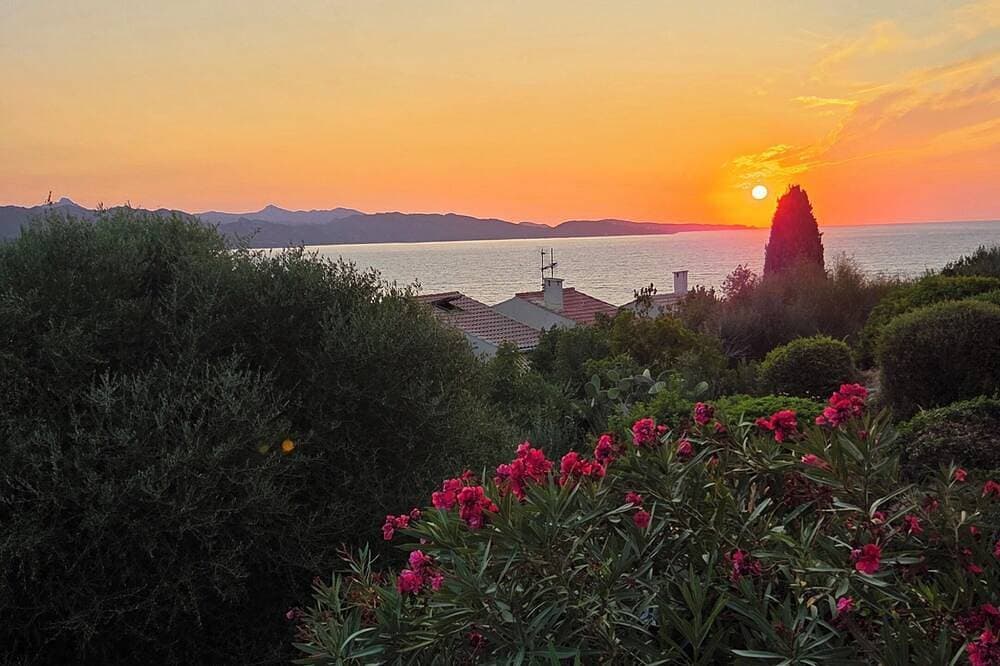 Foto 6 von 7: One-bedroom apartment right on the water, 5 minutes from St. Florent.