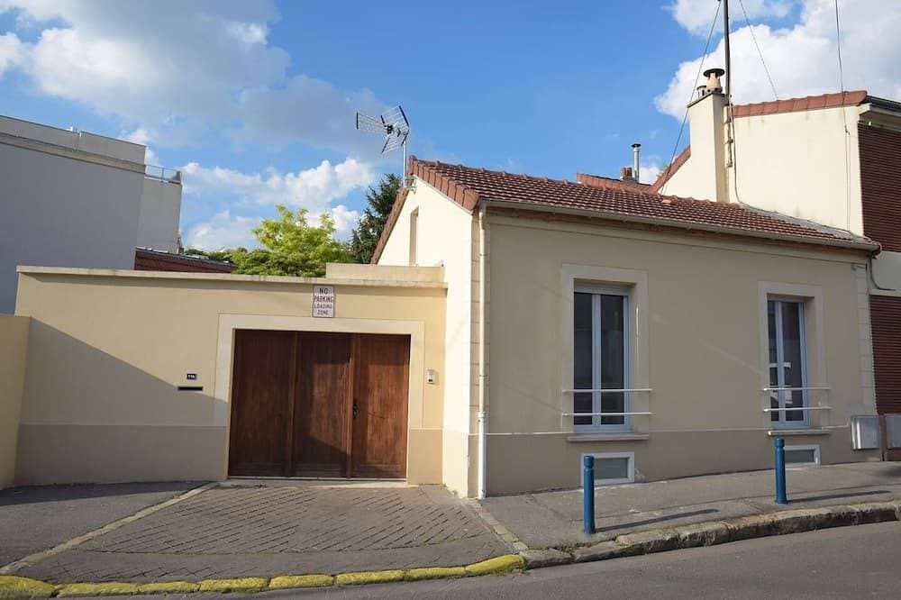 Charming town house very close to Paris. 1