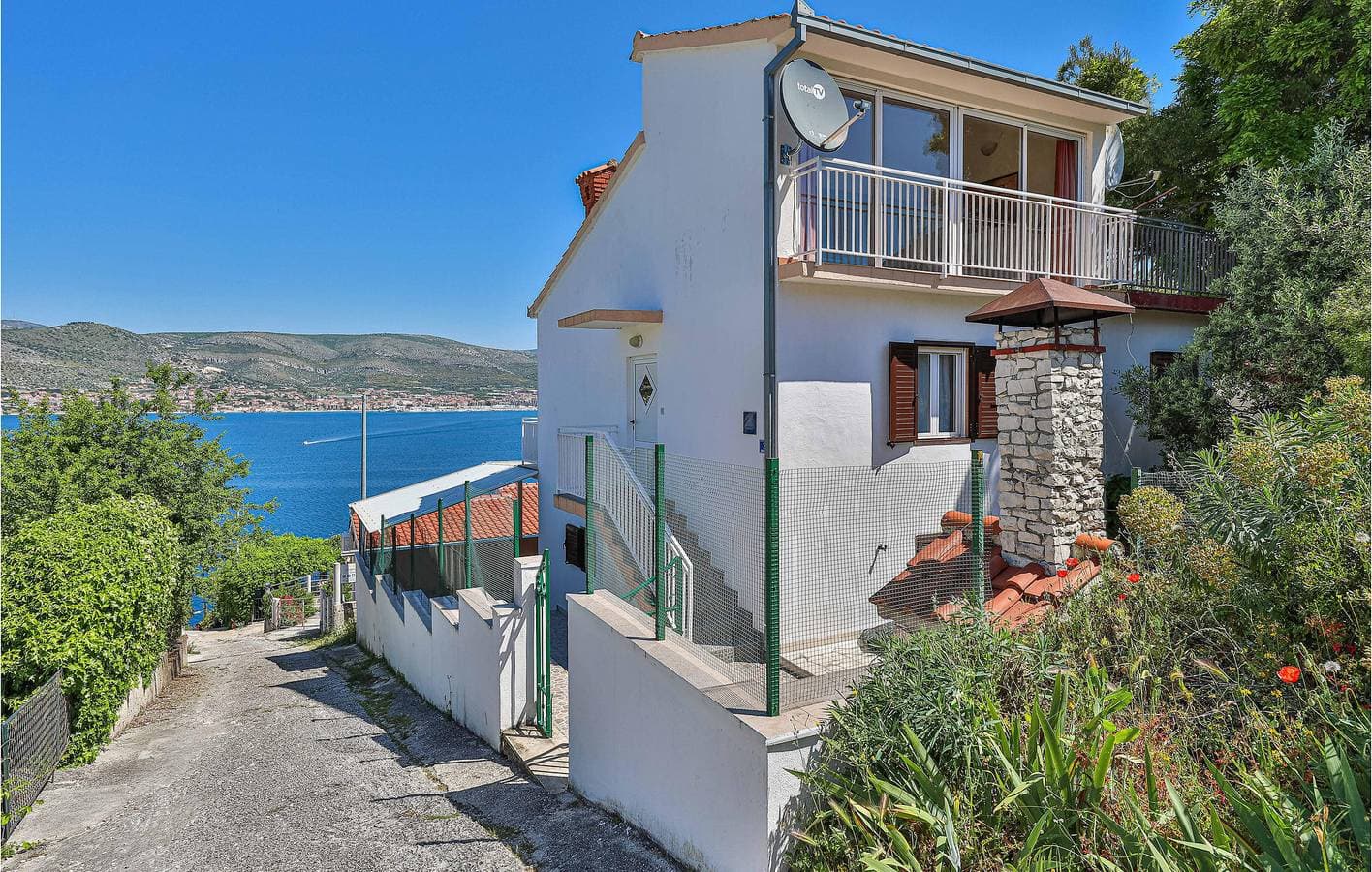 Gemütliche 1-Zimmer-Wohnung mit Meerblick und Terrasse, in der Nähe des Strandes Stari Porat 1
