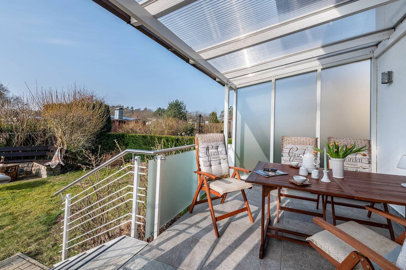 Foto 2 von 35: 'Ferienhaus Am See mit Boot', privater Terrasse, WLAN und Klimaanlage