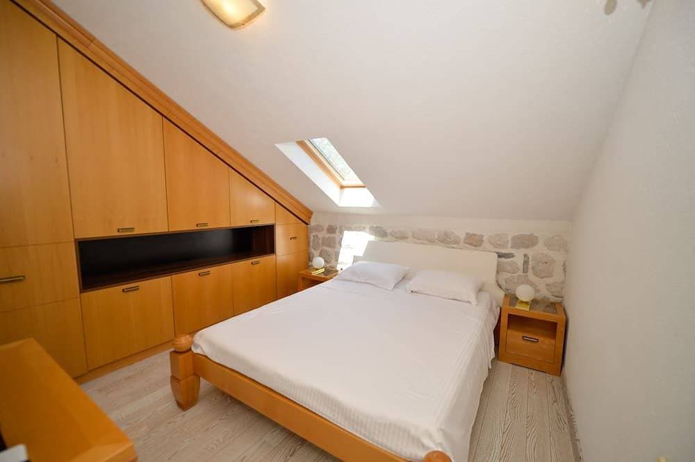 Foto 10 von 28: Waterfront Stone Home with Private Terrace & Direct Sea Access