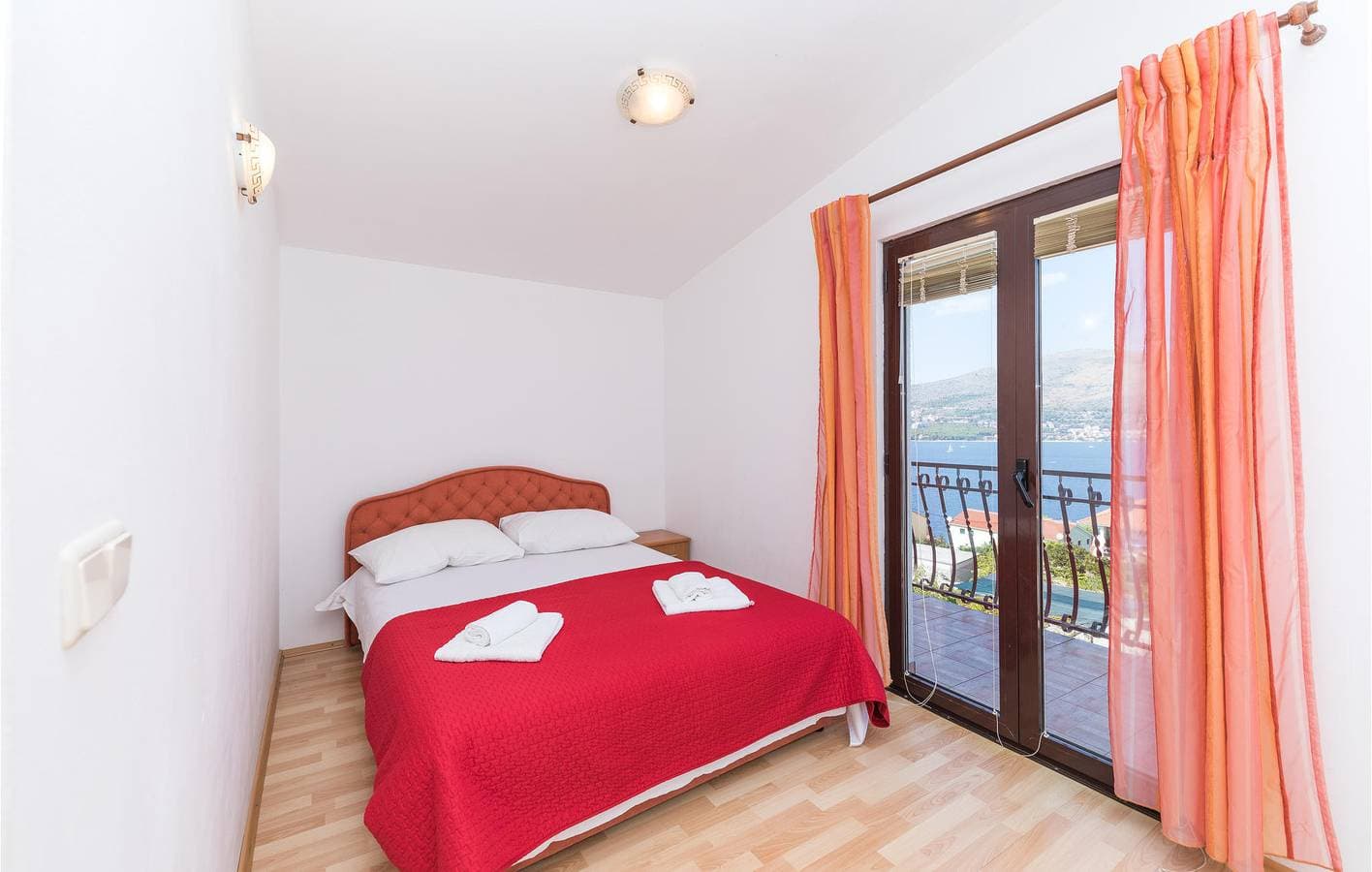 Foto 6 von 20: Gemütliche Ferienwohnung mit Terrasse, Küche und WLAN in der Nähe des Strandes Stari Porat