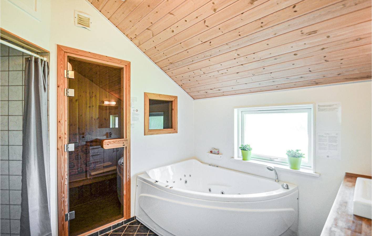 Foto 5 von 16: Ferienhaus für 6 Personen mit Whirlpool