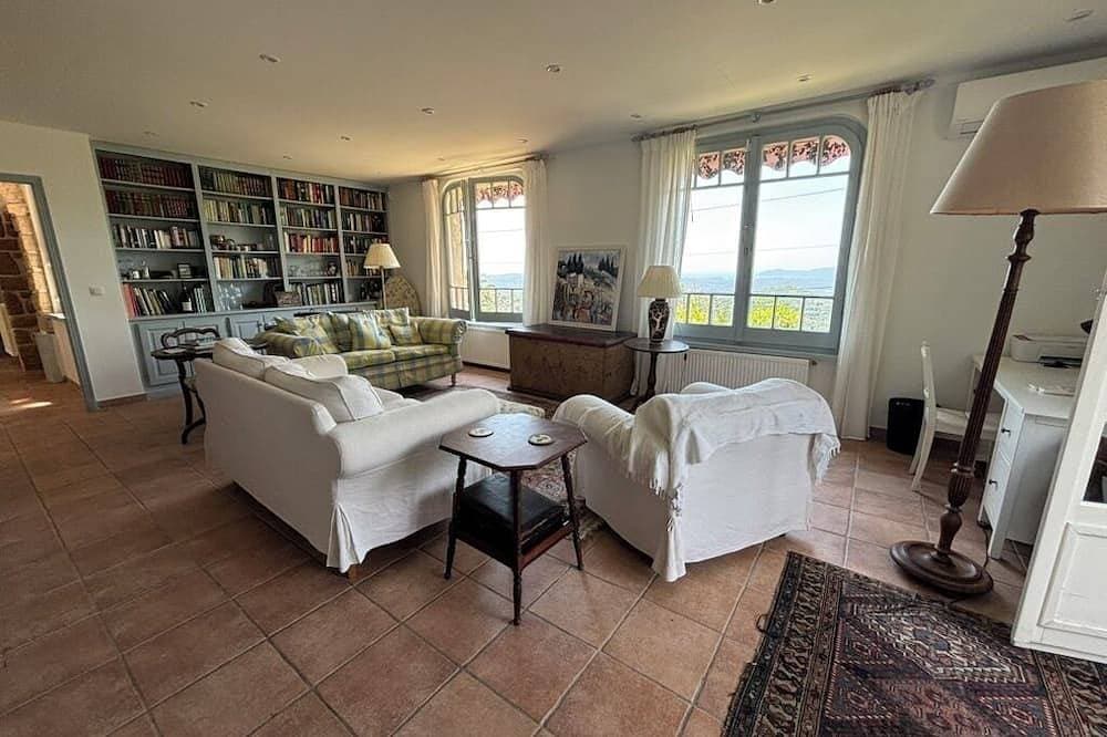 Foto 3 von 30: Beautiful 4 bed villa, stunning panoramic views, fully-equipped pool house.